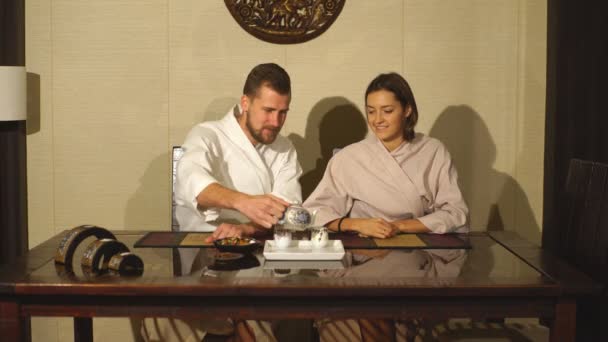 Para w ceremonii parzenia herbaty — Wideo stockowe
