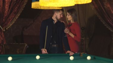 Güzel mutlu çift bilardo oynuyor.