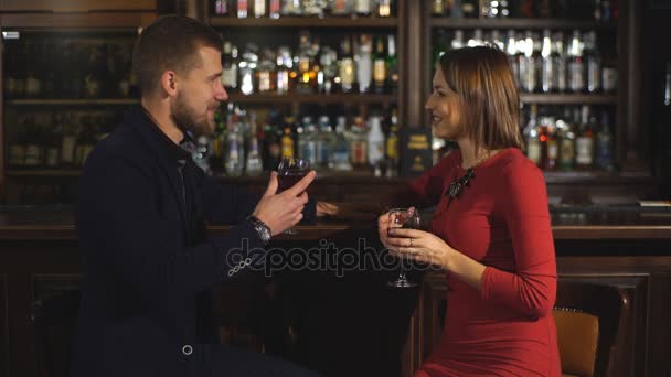 Aranyos pár elfogyasztanak egy italt a bárban — Stock videók