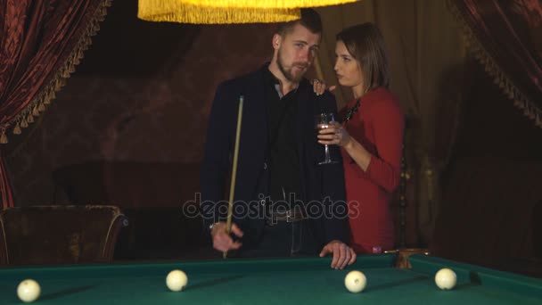 Beau couple heureux jouant au billard — Video