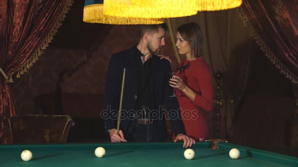 Hermosa feliz pareja jugando al billar — Vídeo de stock