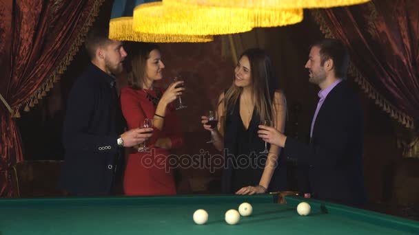 Due coppie che parlano vicino al tavolo da biliardo e bere — Video Stock