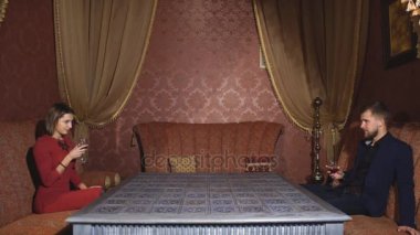 uzun bir masada içme Çift