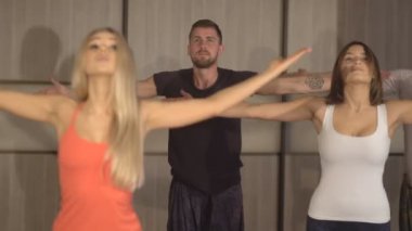 bir grup insan arka viraj gerçekleştirir