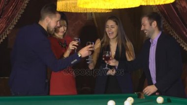 Bilardo masası ve içki iki çiftler
