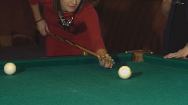 Hermosa mujer en vestido de noche rojo jugando billar — Vídeos de Stock