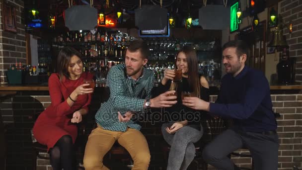 Deux jeunes couples souriants heureux avec champagne à la célébration — Video