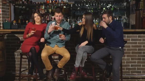 Groupe d'amis appréciant boire ensemble dans le bar — Video