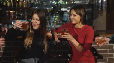 İki genç gülümseyen mutlu şenlikte şampanya ile çiftler