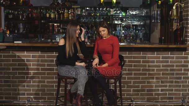 Deux hommes se rencontrent dans un bar — Video