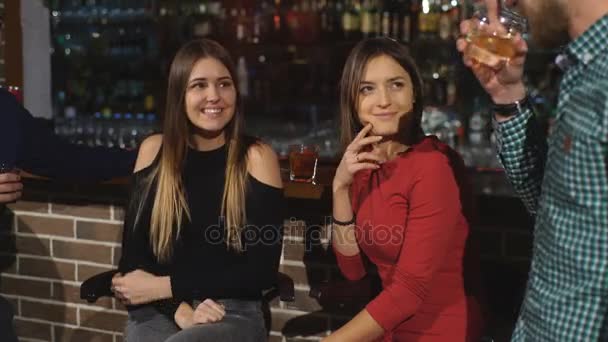 Женщины смеются над шутками в баре — стоковое видео