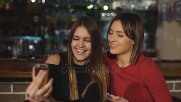 Två vackra kvinnor ta en selfie i bar — Stockvideo