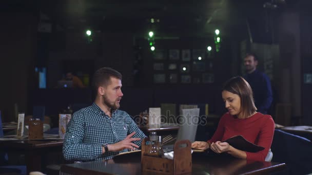 Homem e mulher no restaurante garçom trazer cartão e ordem de comida — Vídeo de Stock