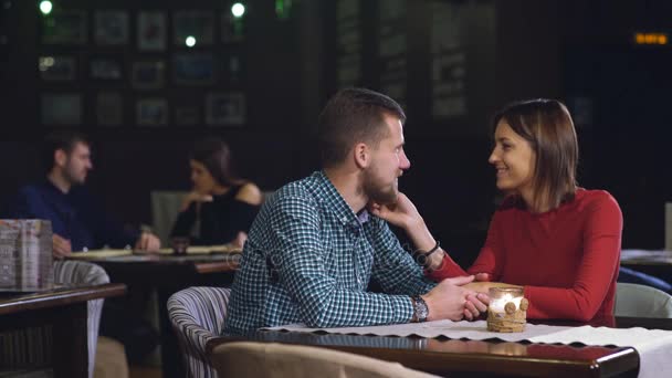 Jovem casal sentado no restaurante — Vídeo de Stock
