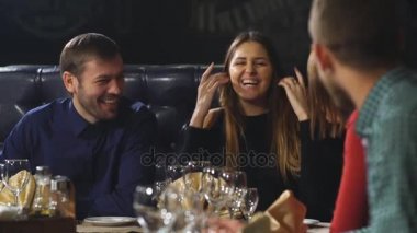 etkileyici kız arkadaşlarına anlatır