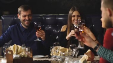 Arkadaşlar bir restoranda şarap içme.
