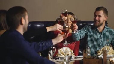 Arkadaşlar bir restoranda şarap içme.