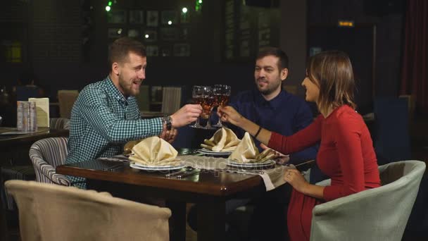 Skupina přátel, pití vína — Stock video