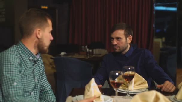 Δύο άνδρες για ένα επαγγελματικό δείπνο, πίνουν κρασί — Αρχείο Βίντεο