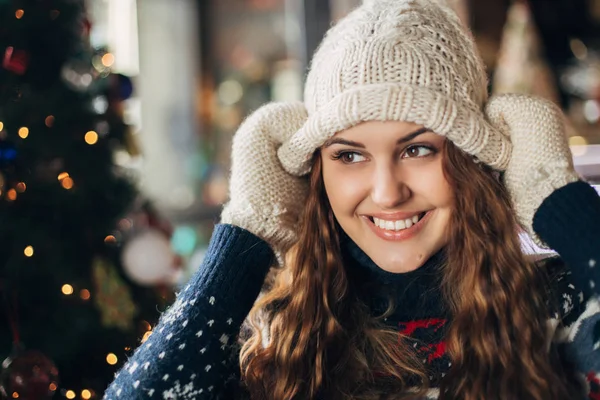 Vacker flicka i hatt jul närbild — Stockfoto