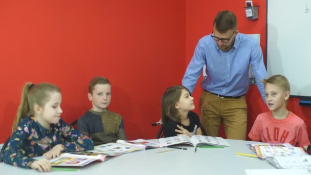 Actividades educativas en el aula en la escuela, aprendizaje de niños felices — Vídeo de stock