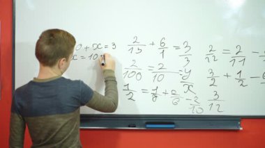 okul çocuk örnekleri matematik kara tahta arka plan, eğitim sınav kavramı üzerinde karar verir.