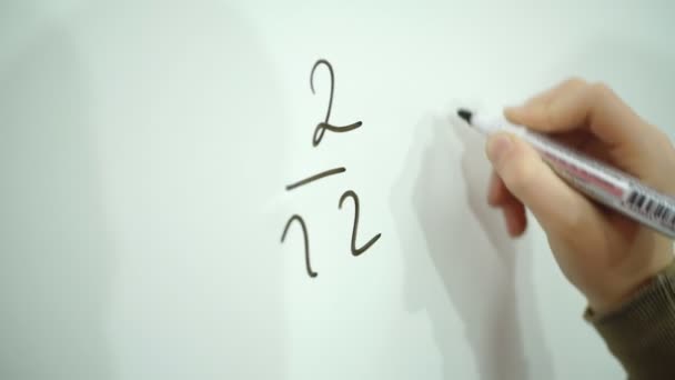 Мальчик упражнения математики на школьном совете — стоковое видео