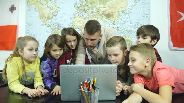 Teamwork over the teachers laptop — Stock Video