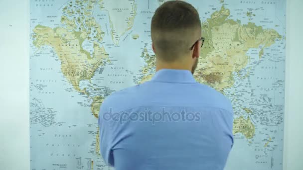 Dünya Haritası bir adam görünüyor — Stok video