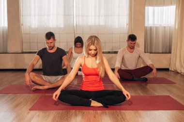 spor salonunda egzersiz eğitmen ile gülümseyen insanların grup