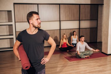 adam mat elinde tutar.