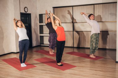 spor salonunda egzersiz eğitmen ile gülümseyen insanların grup