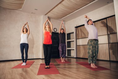 bir grup insan arka viraj gerçekleştirir