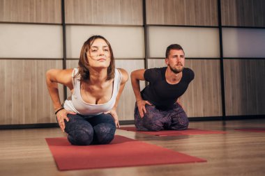 Genç çift fitness Club yoga egzersizleri yapıyor