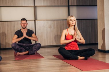 Genç çift fitness Club yoga egzersizleri yapıyor