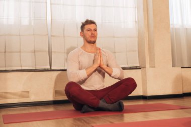 Lotus pozisyonundaki adam.