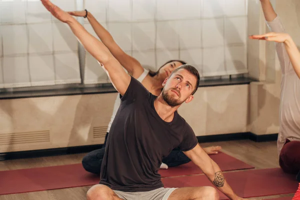 Groep mensen die yoga exersice — Stockfoto