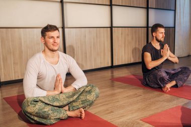 Lotus pozisyonunda iki adam