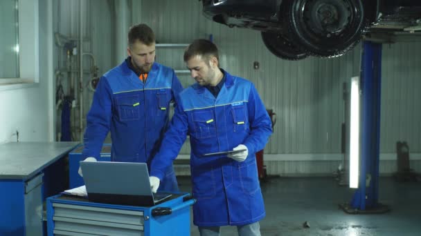 Dwa auto mechanik diagnostyki samochodów — Wideo stockowe