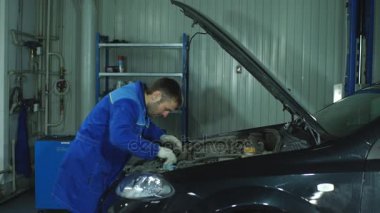 Garajında çalışan bir tamircinin portresi