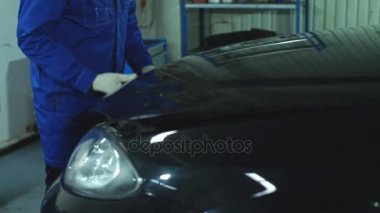 Araba tamircisinin elleri oto tamir servisinde..