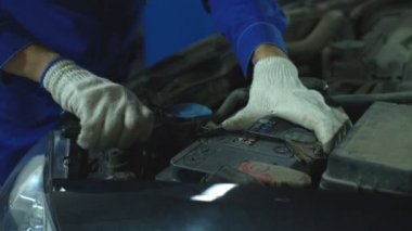 Araba tamircisinin elleri oto tamir servisinde..