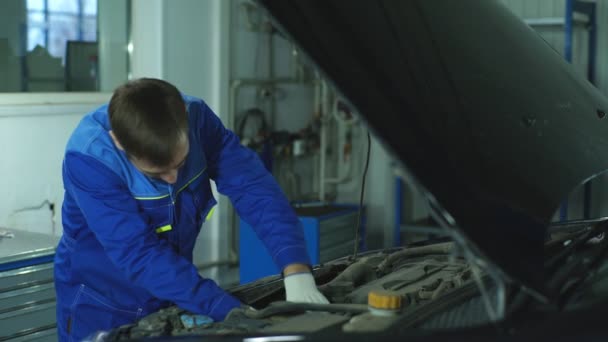 Mecânico no trabalho em sua garagem — Vídeo de Stock