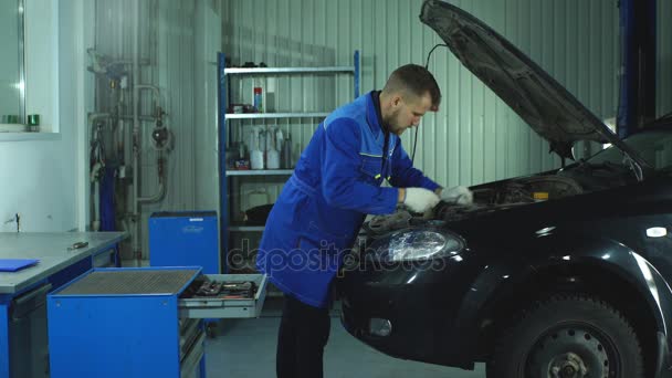 Op het werk in zijn garage monteur — Stockvideo