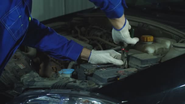 Ręce mechanika samochodowego w serwisie naprawy samochodów. — Wideo stockowe