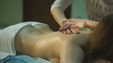 kadın bir sırt masajı yağı ile elde