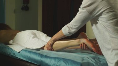 bir kadının tedavi ayak masajı yapması