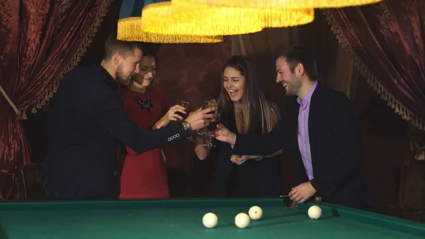 Bilardo masası yanında iki çift yükseltmek onların gözlük ve içki, parti — Stok fotoğraf