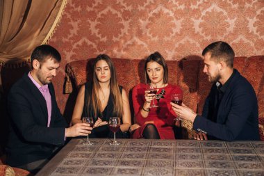 İki sevdalı birlikte restoranda kutluyor çiftler