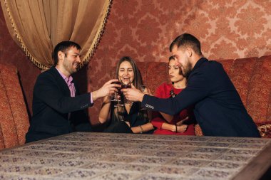 İki genç gülümseyen mutlu şenlikte şampanya ile çiftler